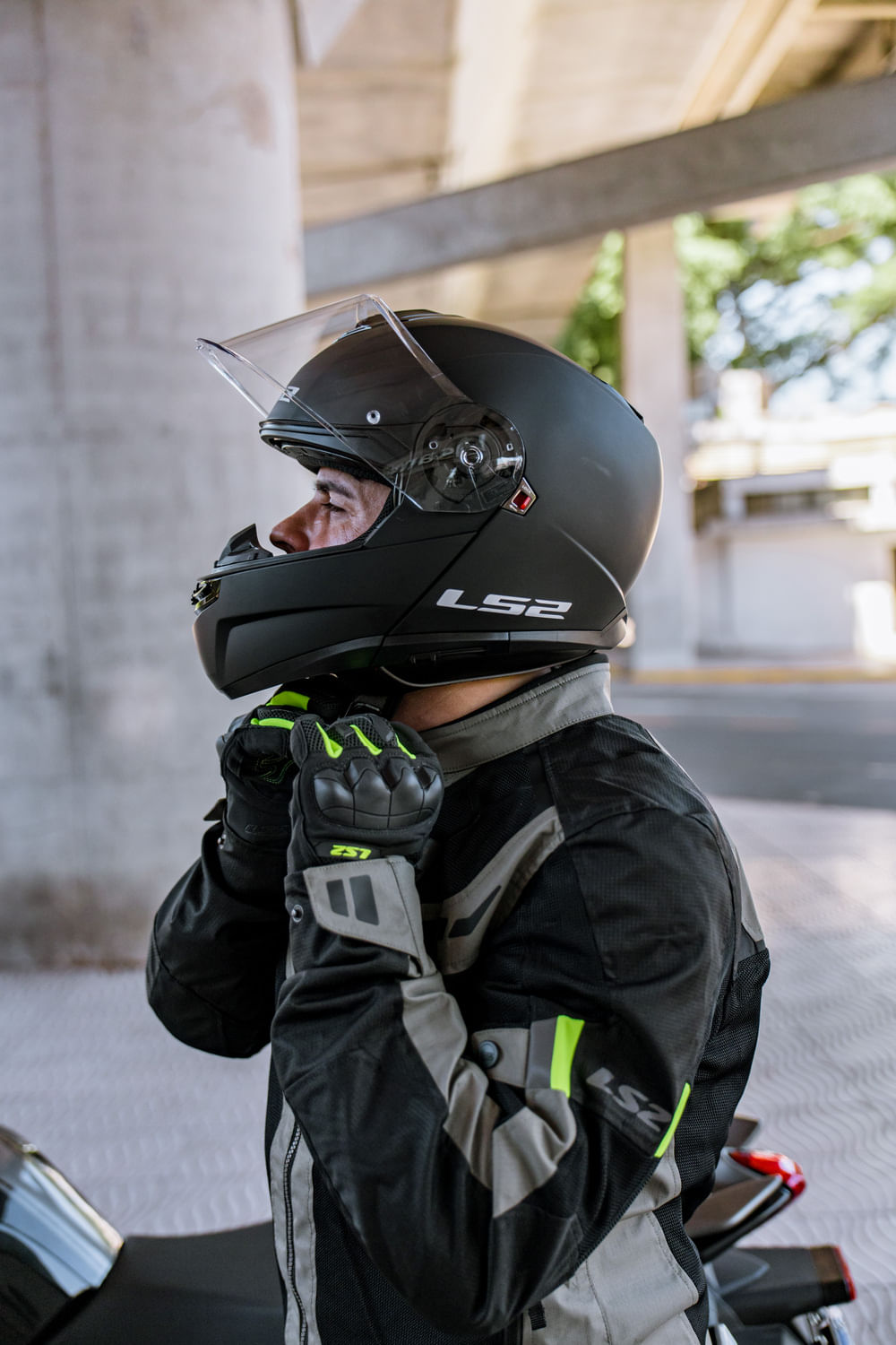 Casco LS2 908 Strobe Solid Negro / Mate