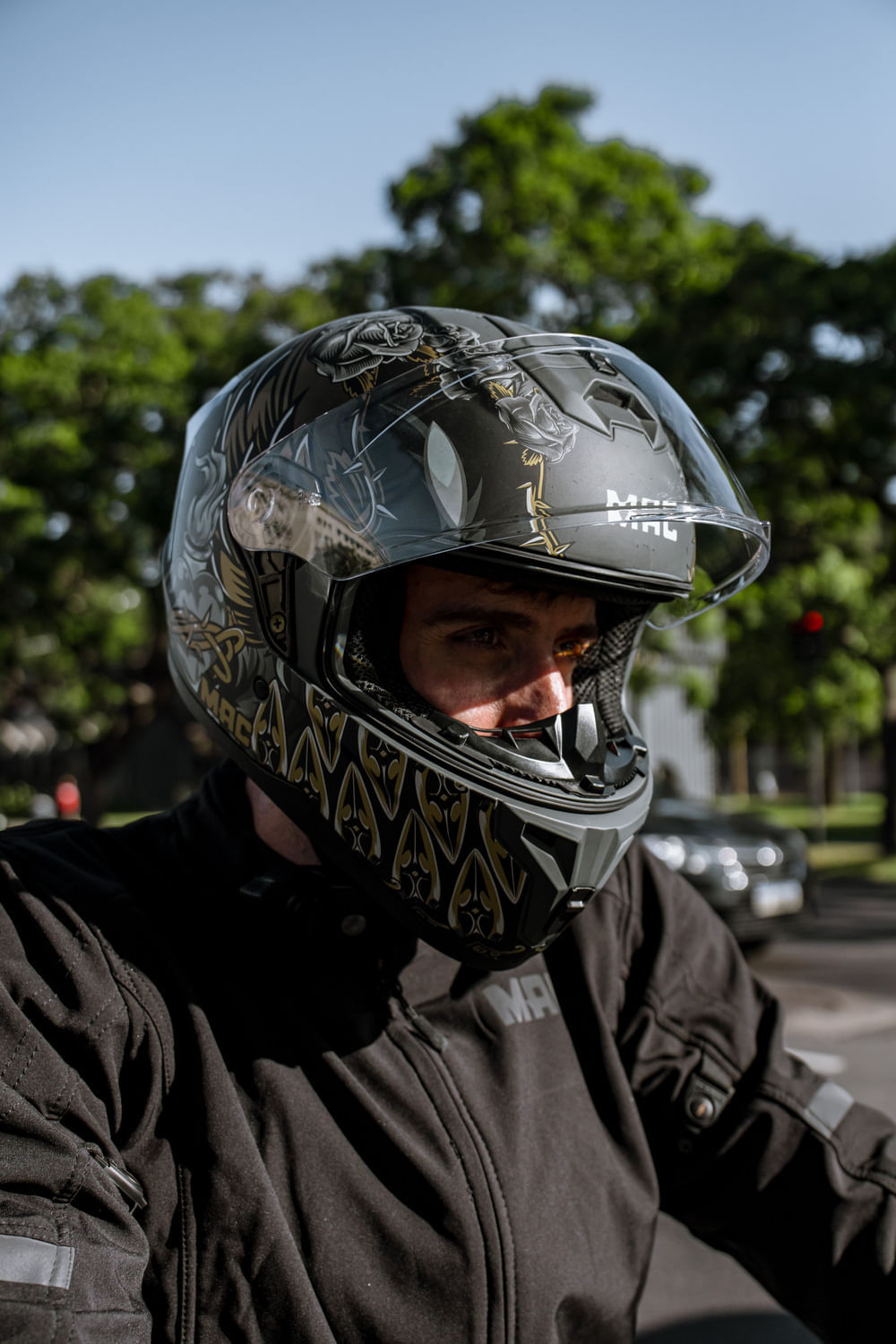 Casco MAC 070 Volt Lovepredator Negro / Dorado / Mate