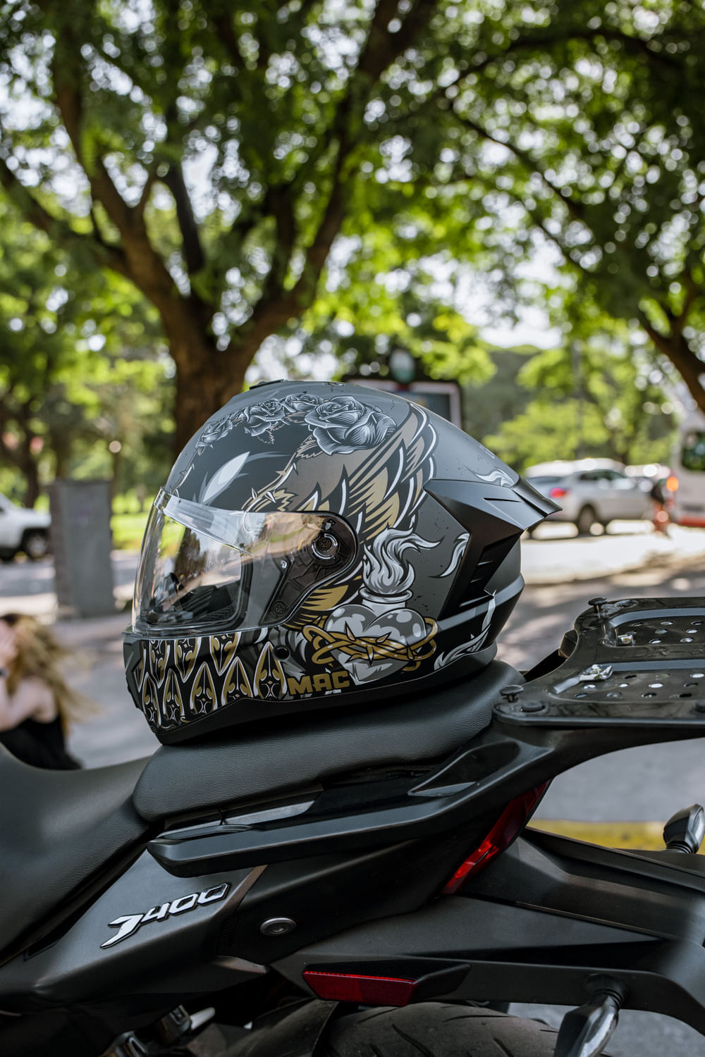 Casco MAC 070 Volt Lovepredator Negro / Dorado / Mate