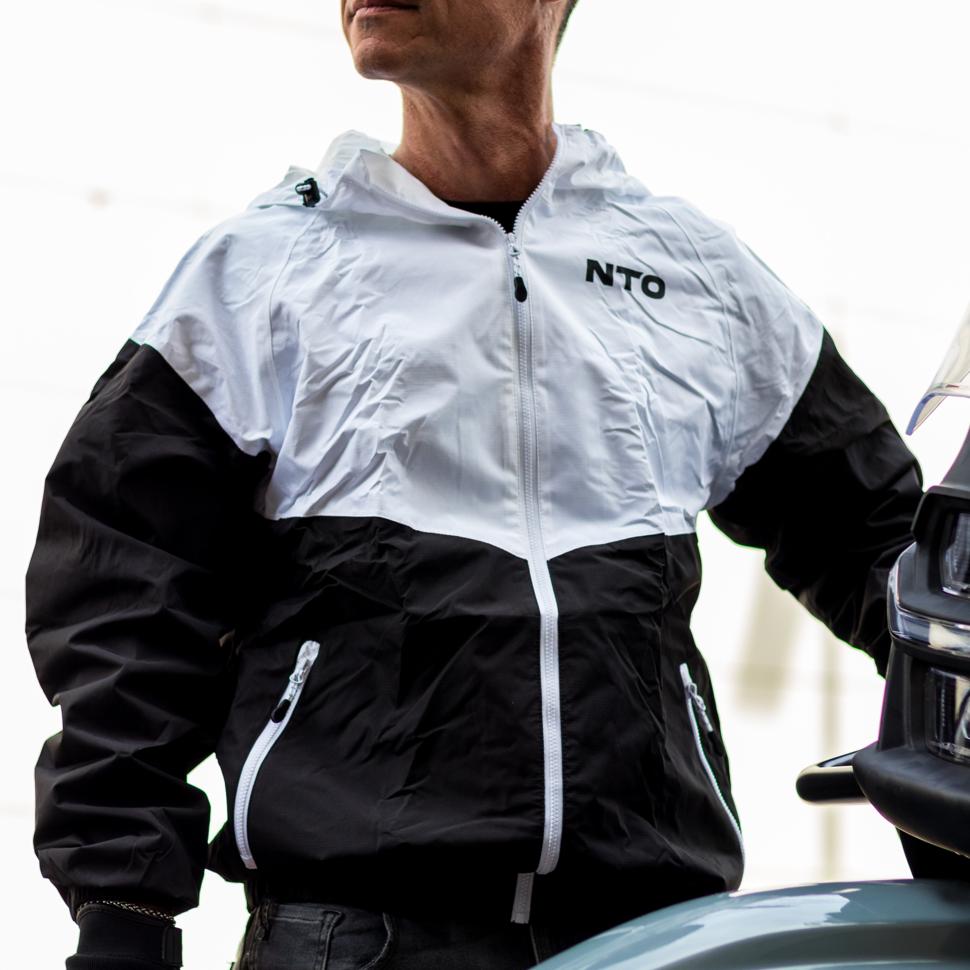 Campera NTO Wind Hombre Negra / Blanca