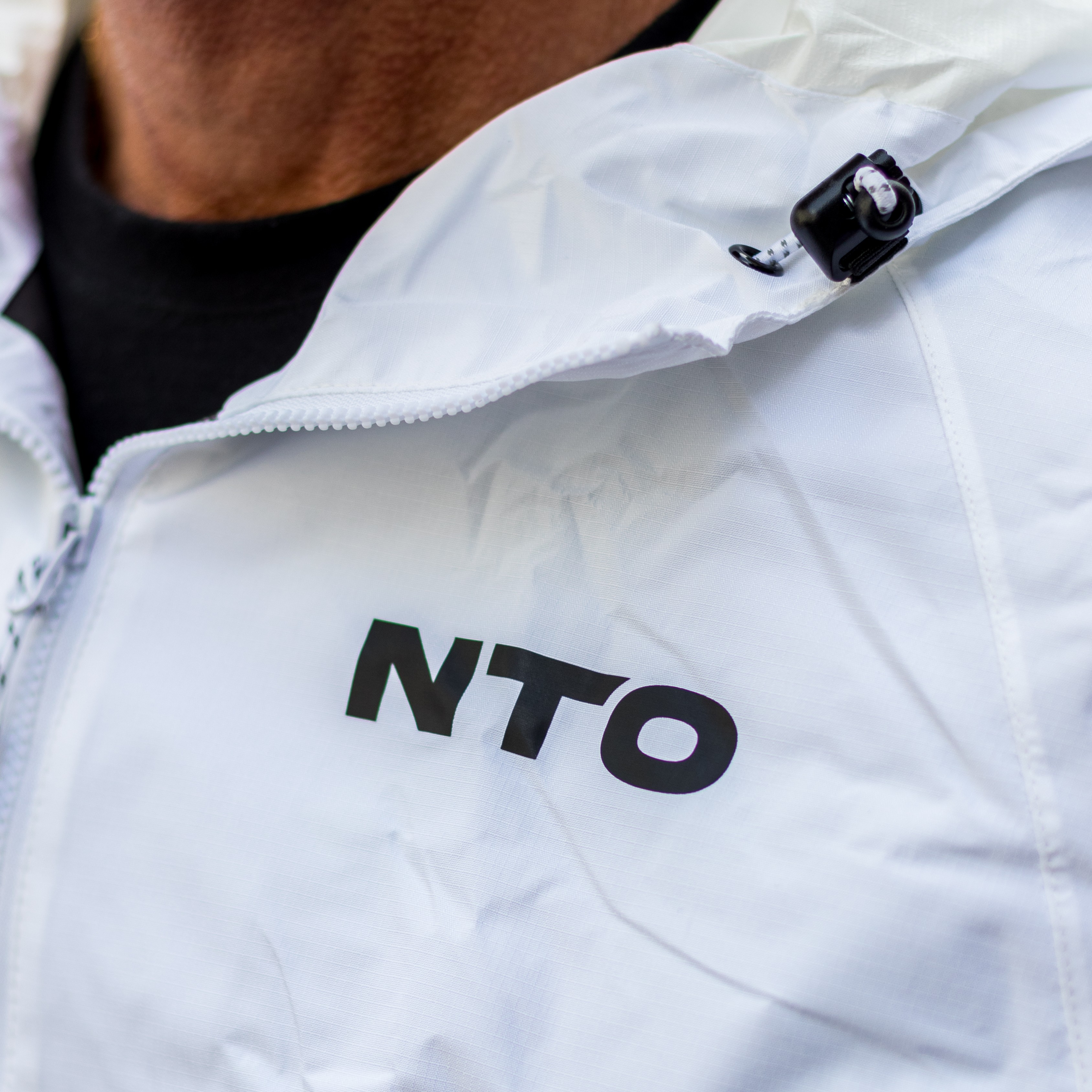 Campera NTO Wind Hombre Negra / Blanca