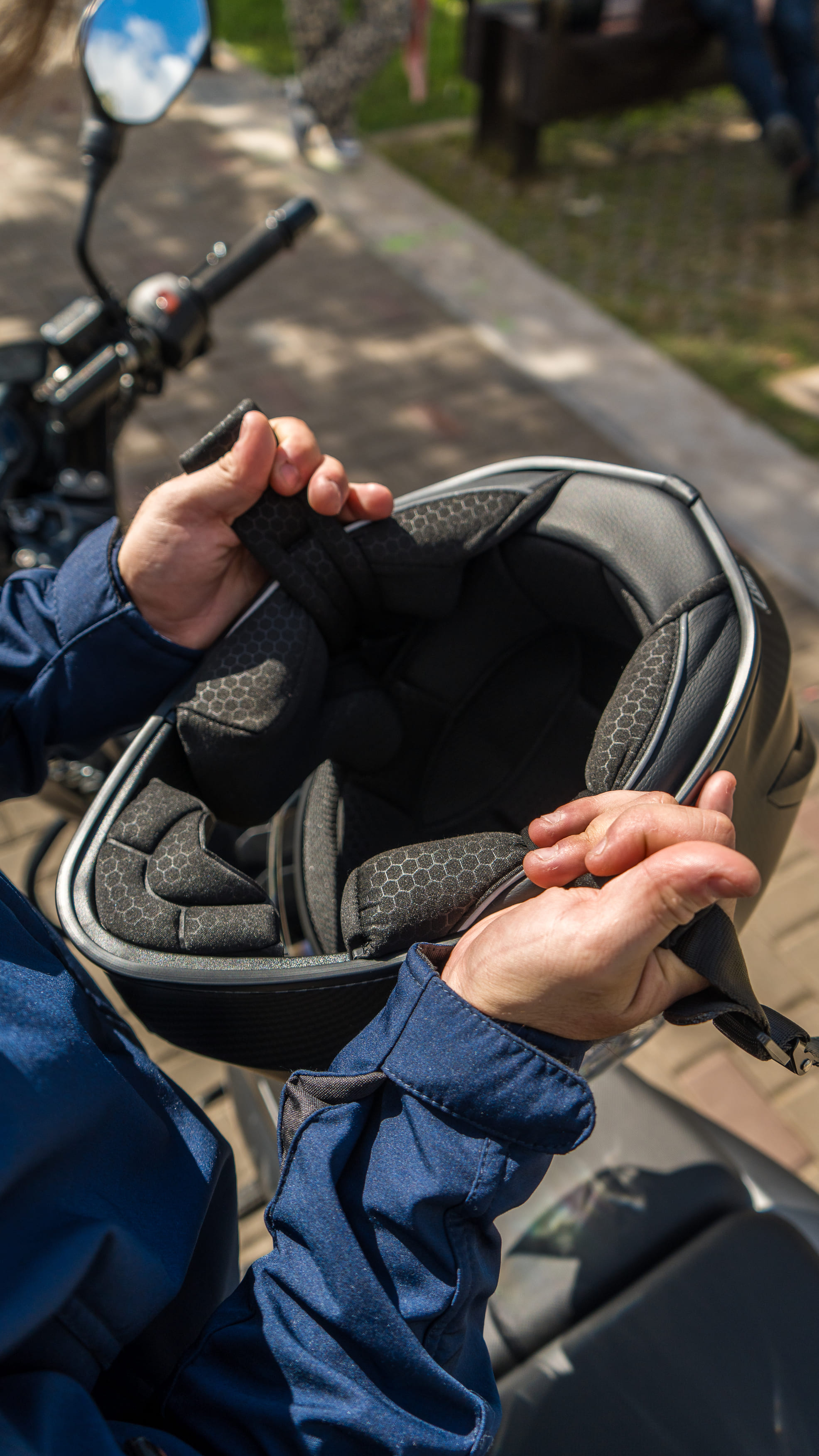 Casco Urbax 018 Mito Complot Negro / Mate